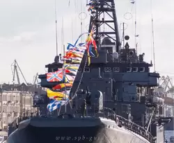 Флаги расцвечивания на корабле «Королёв» 9 мая в Санкт-Петербурге
