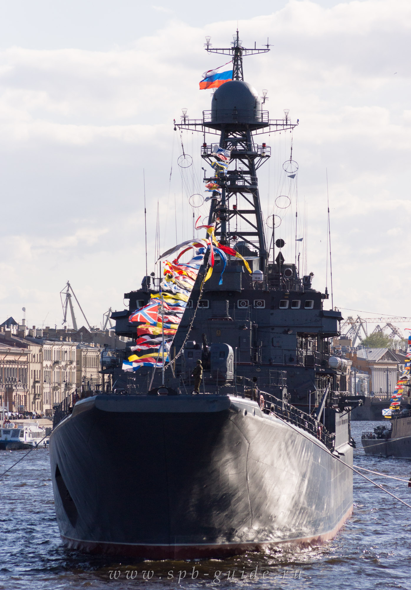 Флаги расцвечивания на корабле «Королёв» 9 мая в Санкт-Петербурге