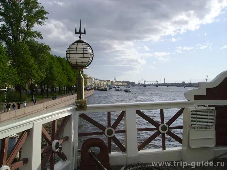 «Кронверк» на Английской набережной «Кронверк» на Английской набережной