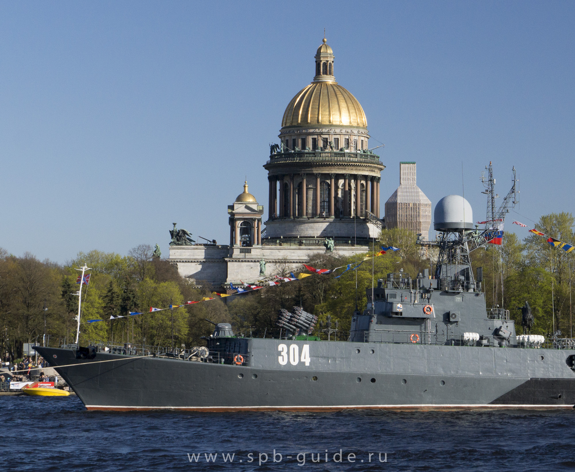 Малый противолодочный корабль «Уренгой» на праздновании 9 мая 2015 в Санкт-Петербурге