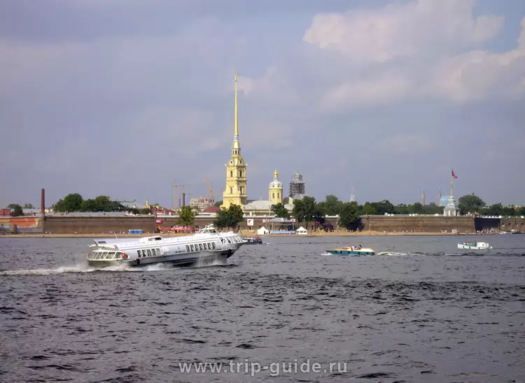 Метеор на фоне Петропавловской крепости Метеор на фоне Петропавловской крепости