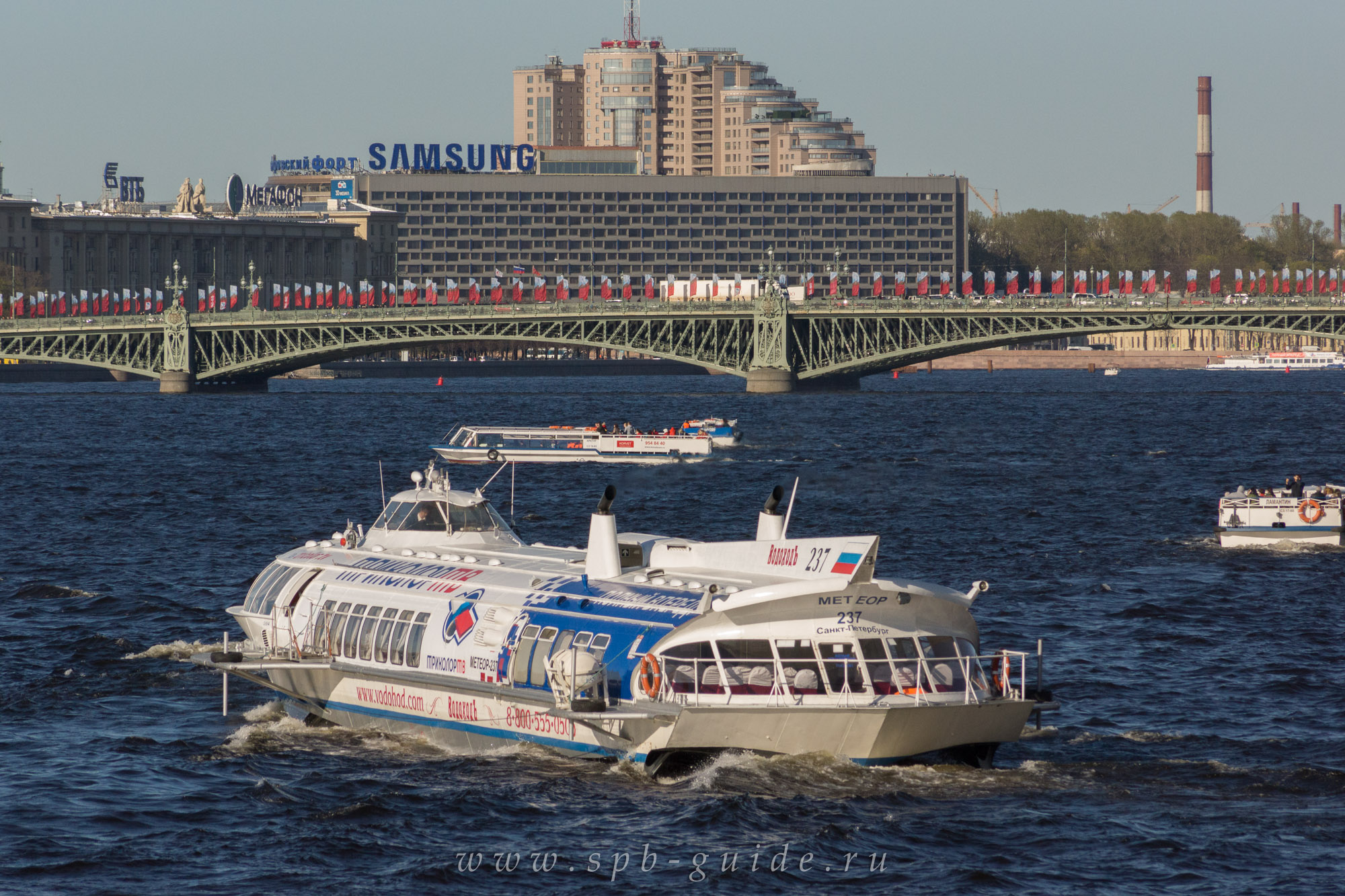 Нева, «метеор» и Троицкий мост