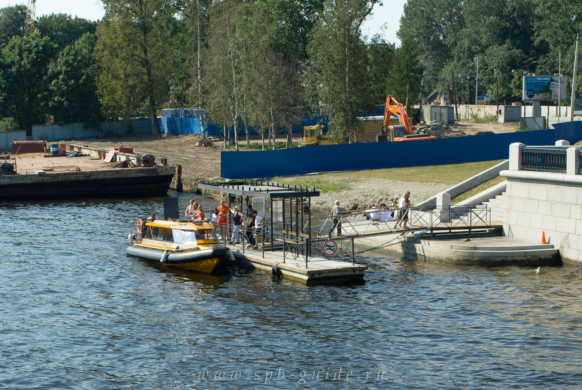 Остановка водного такси у ЦПКО — вид с 3-го Елагина моста Остановка водного такси у ЦПКО — вид с 3-го Елагина моста