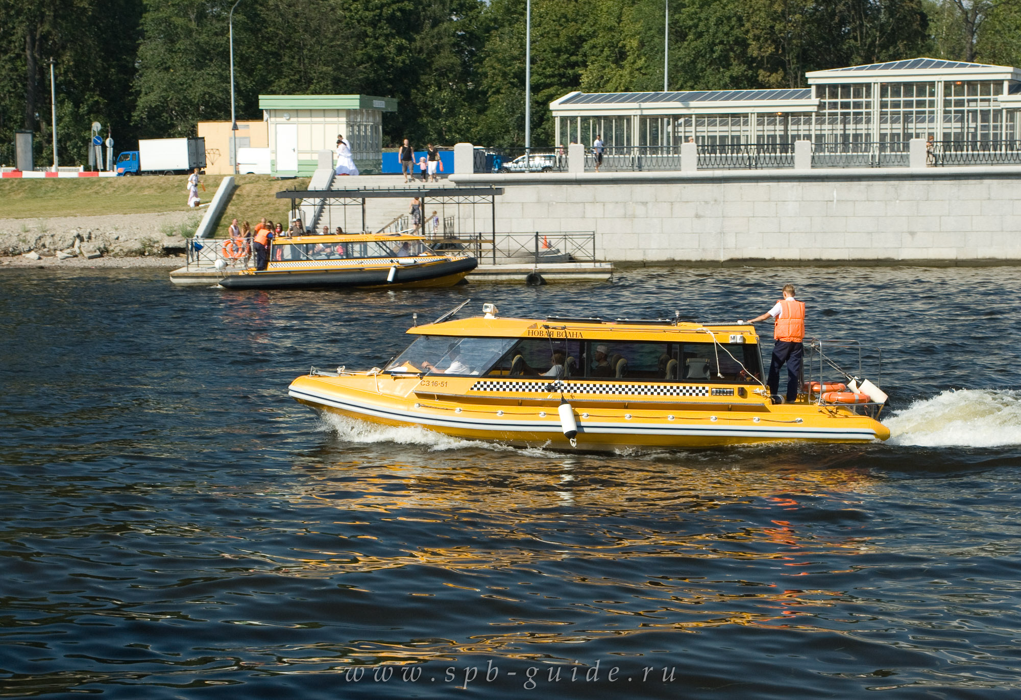 Остановка водного автобуса у ЦПКО — вид с 3-го Елагина моста Остановка водного автобуса у ЦПКО — вид с 3-го Елагина моста