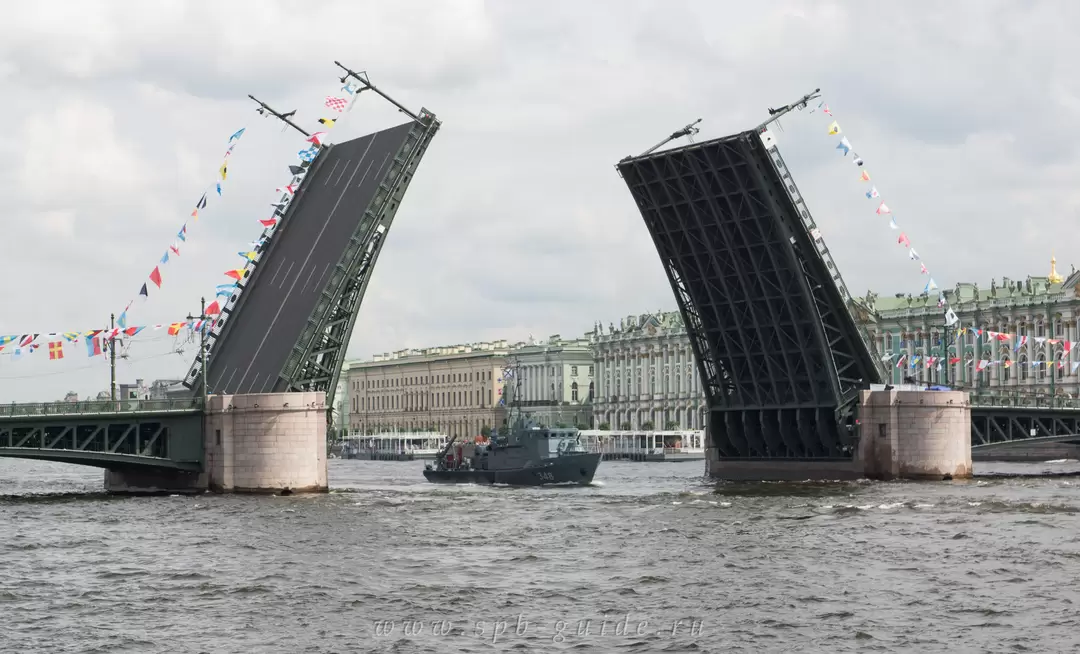 Развод мостов днём — уникальное зрелище