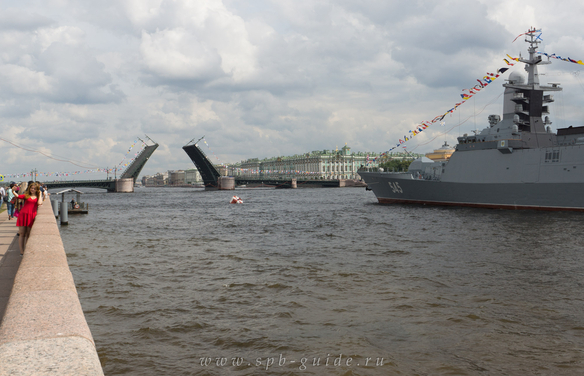 Развод мостов в Санкт-Петербурге во время празднования Дня ВМФ Развод мостов в Санкт-Петербурге во время празднования Дня ВМФ