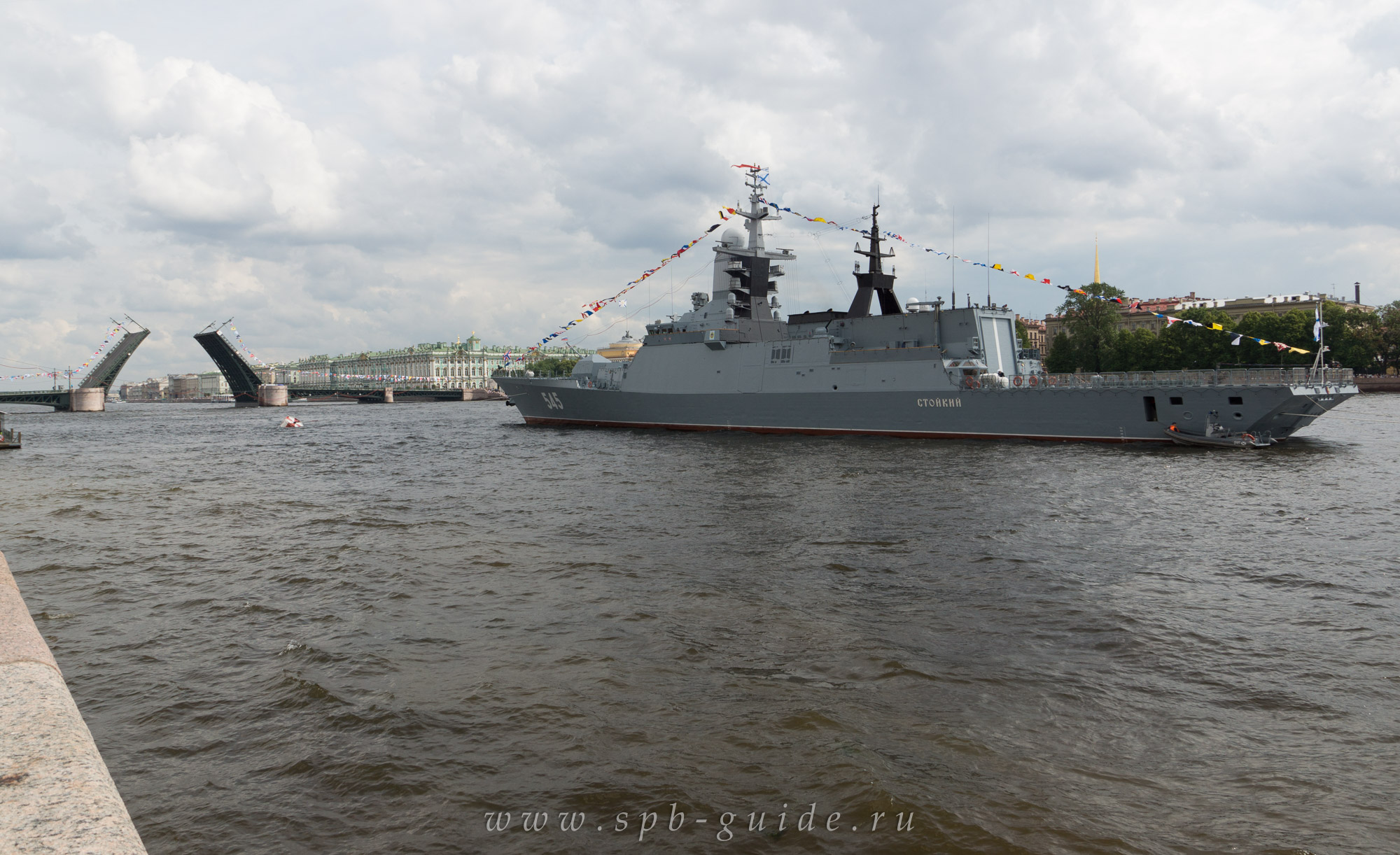 Развод мостов в Санкт-Петербурге во время празднования Дня ВМФ Развод мостов в Санкт-Петербурге во время празднования Дня ВМФ