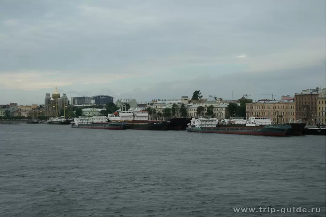 Суда ожидают разводки мостов Суда ожидают разводки мостов