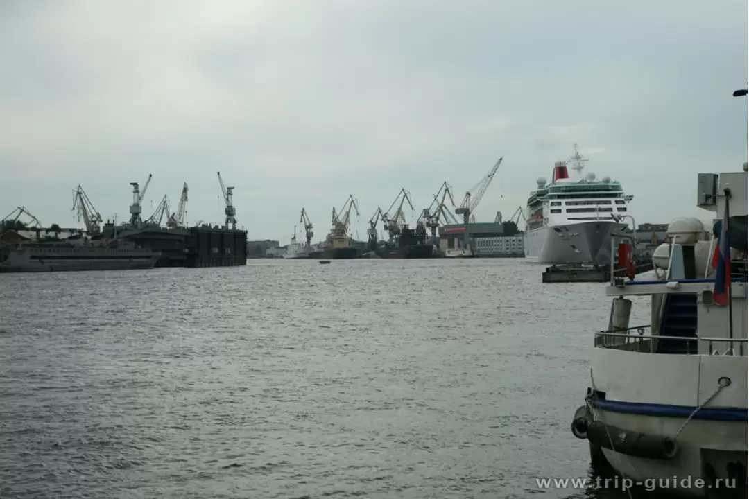 Верфи в устье Большой Невы в Санкт-Петербурге Верфи в устье Большой Невы в Санкт-Петербурге