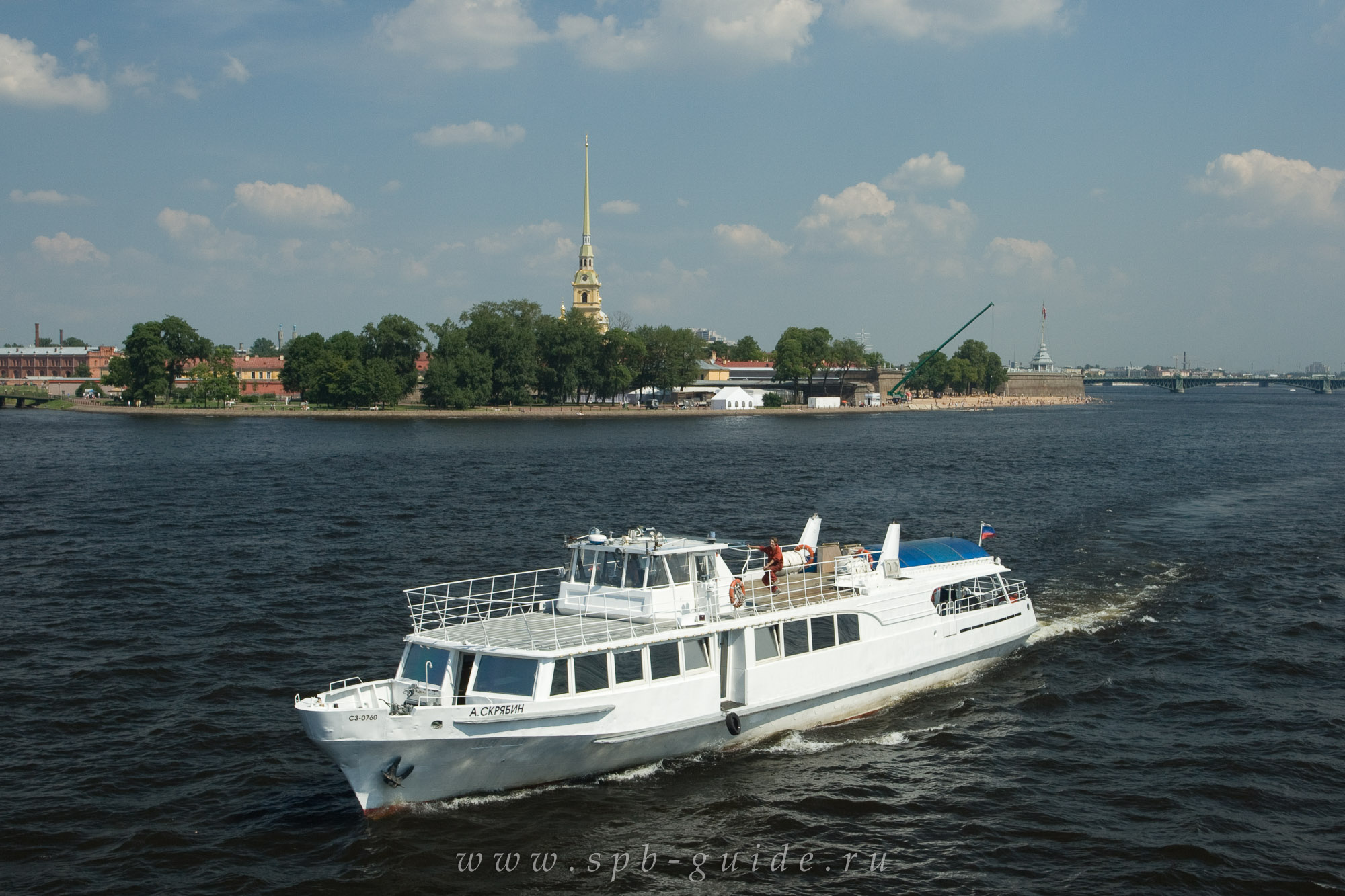 Вид с Биржевого моста на Петропавловскую крепость и теплоход «А. Скрябин»