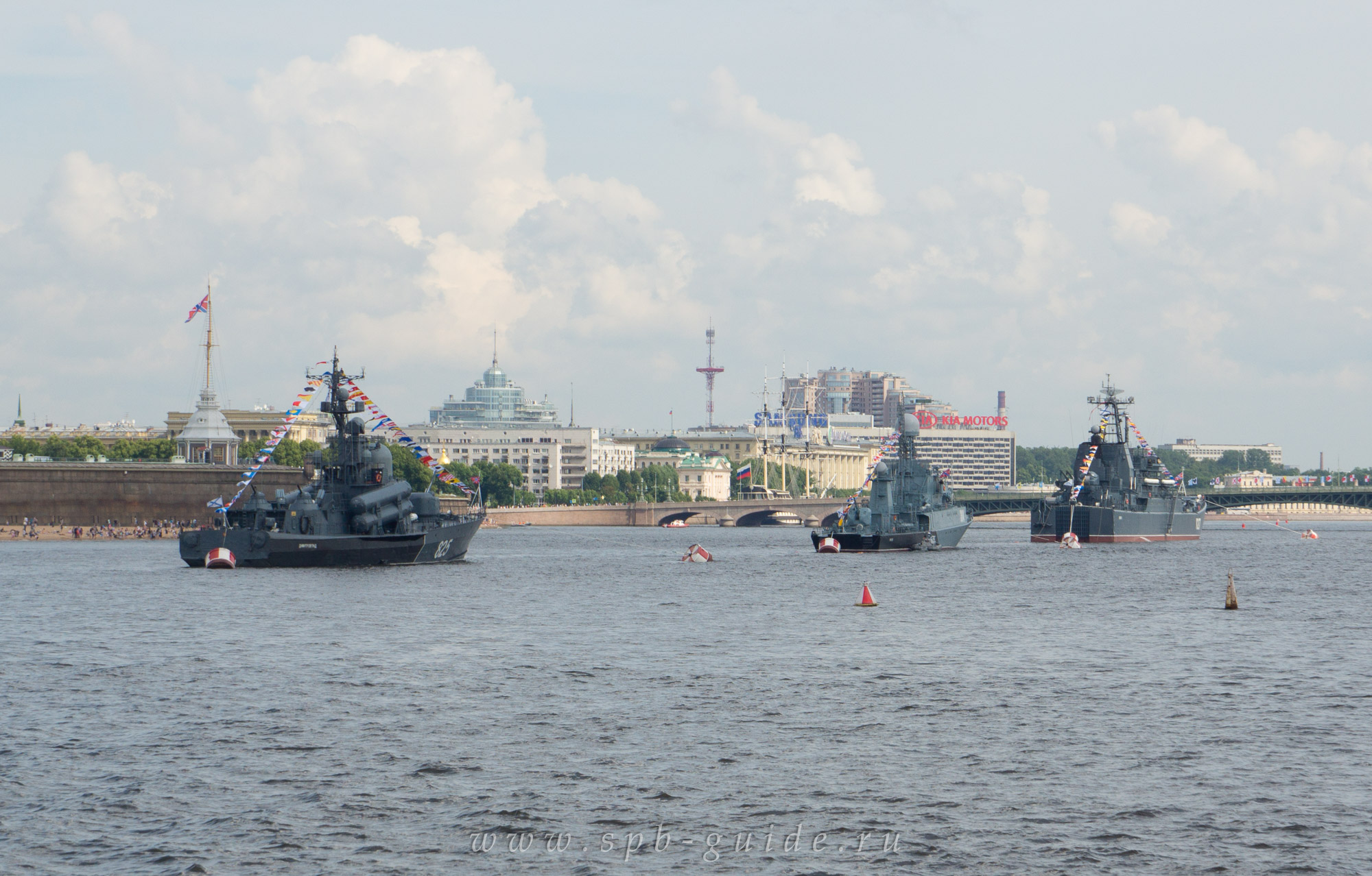 Военные корабли на стоянке у Петропавловской крепости Военные корабли на стоянке у Петропавловской крепости