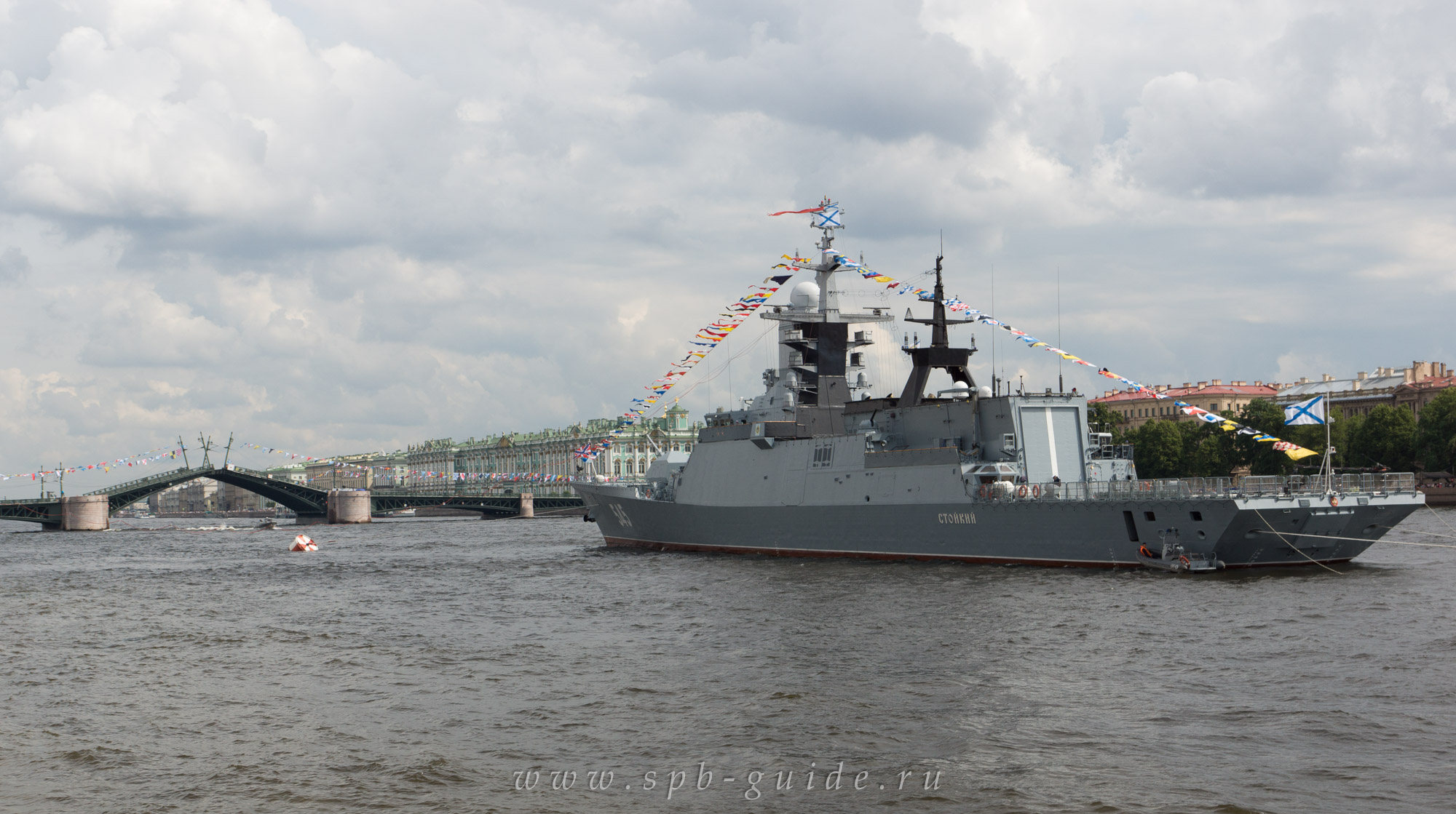 Военный корабль «Стойкий» и почти сведенный Дворцовый мост Военный корабль «Стойкий» и почти сведенный Дворцовый мост