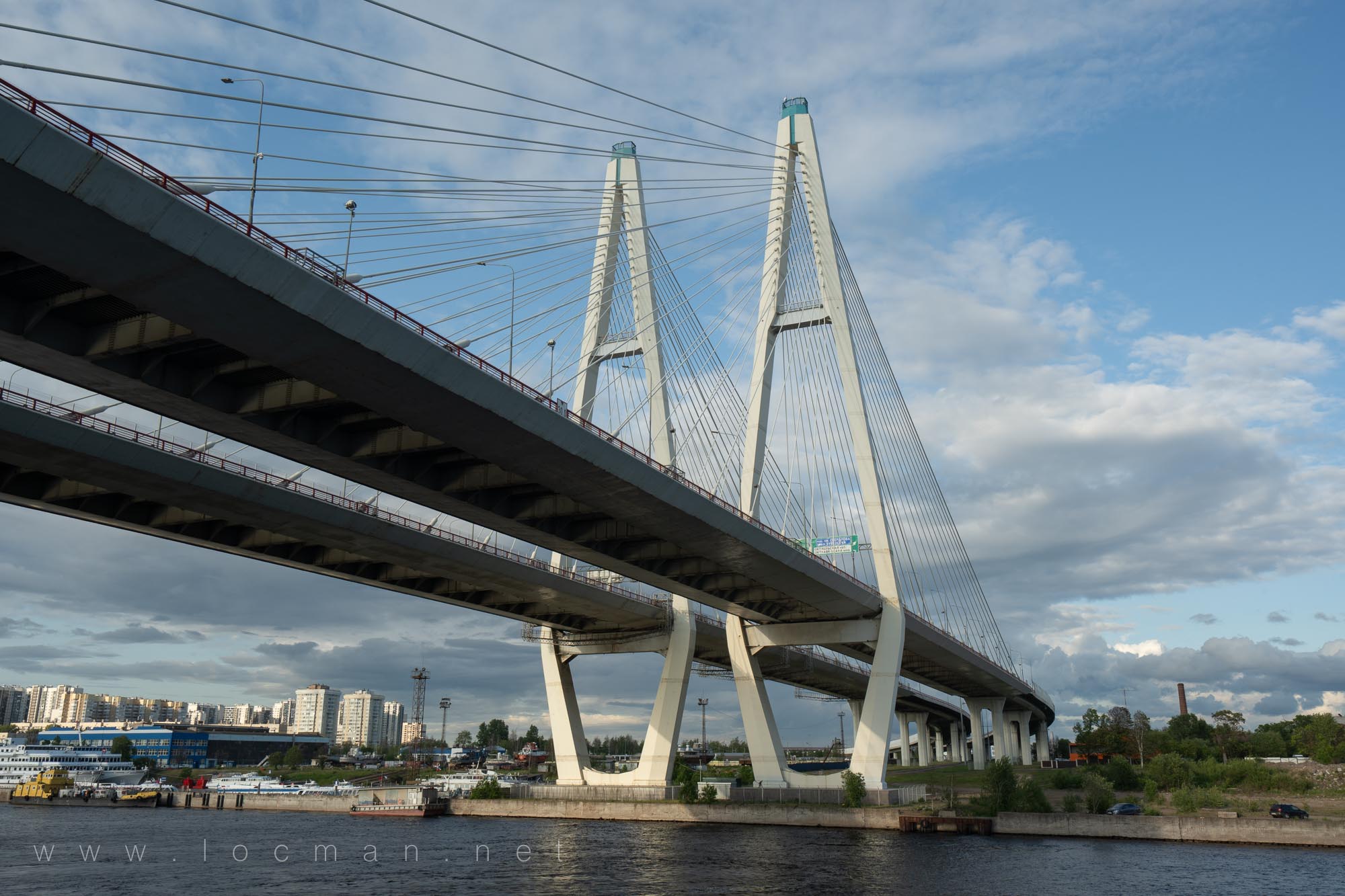 Мост Кольцевой автодороги через Неву в Санкт-Петербурге