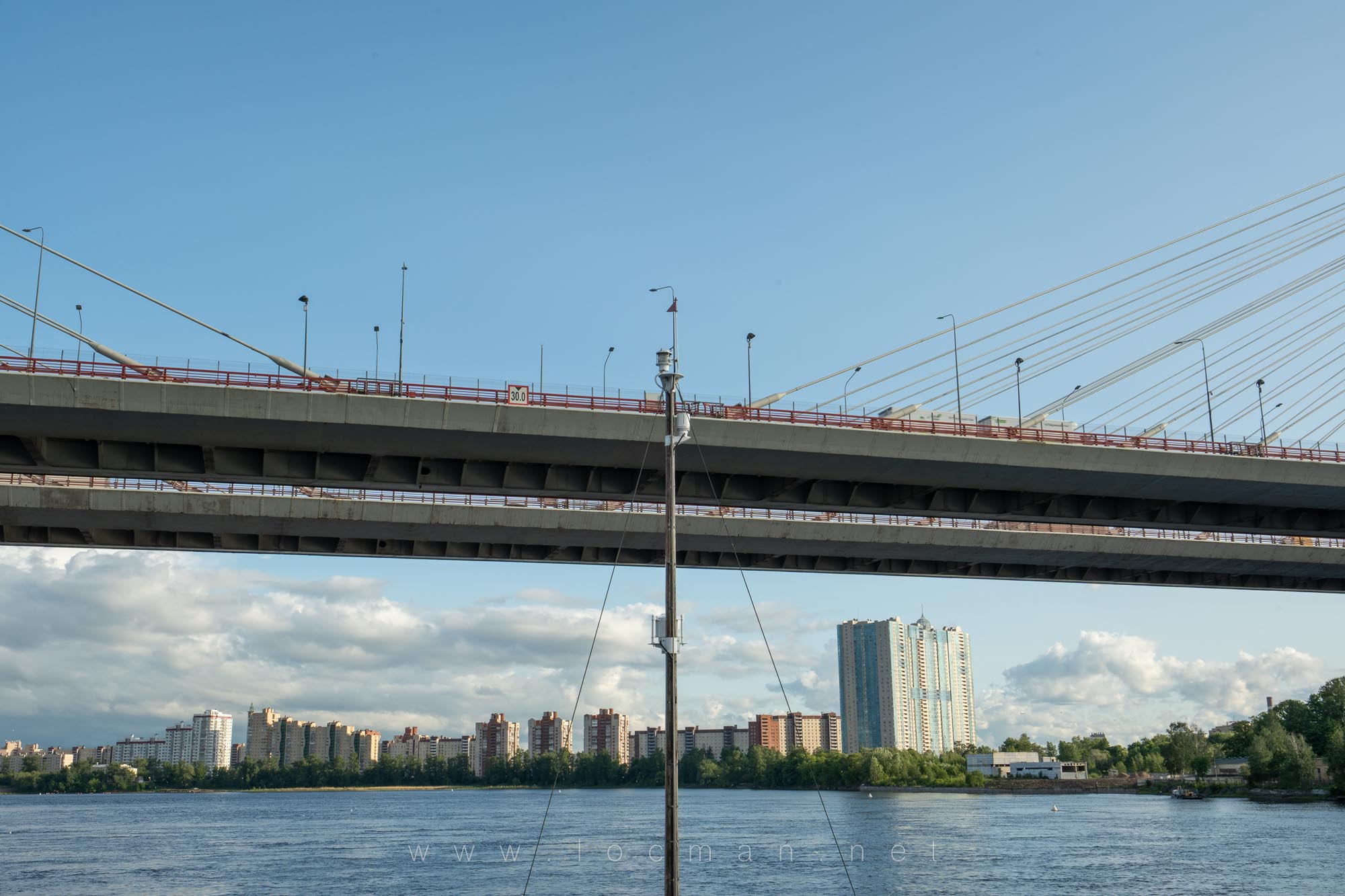 Туристический теплоход проходит под мостом