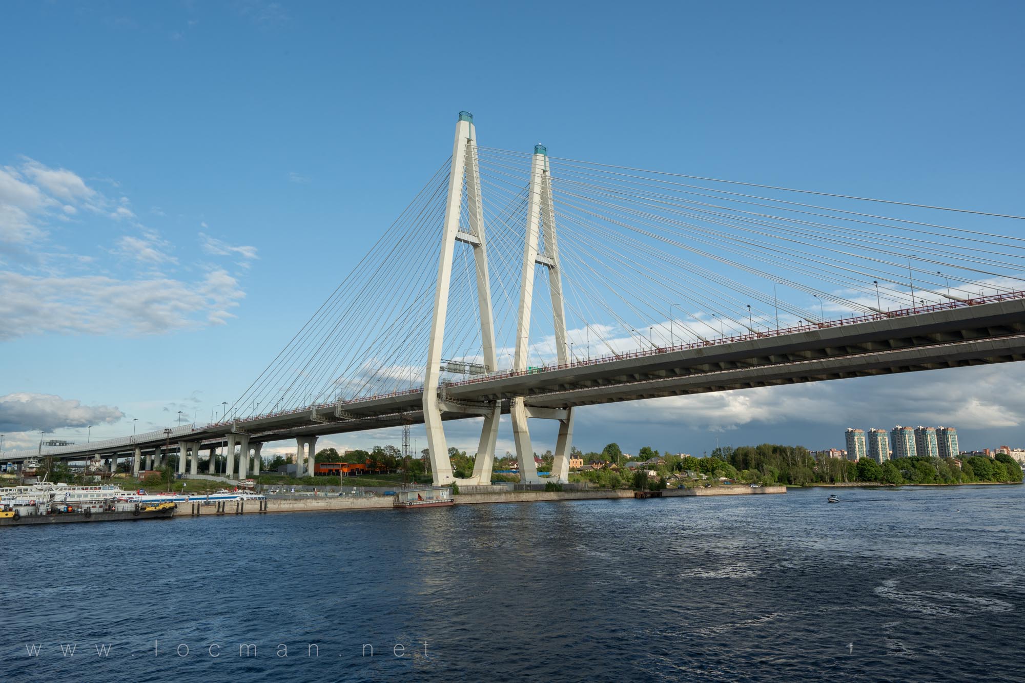 Вантовый мост через Неву в Санкт-Петербурге