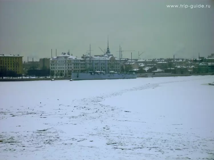 Вид на «Аврору» с Литейного моста зимой