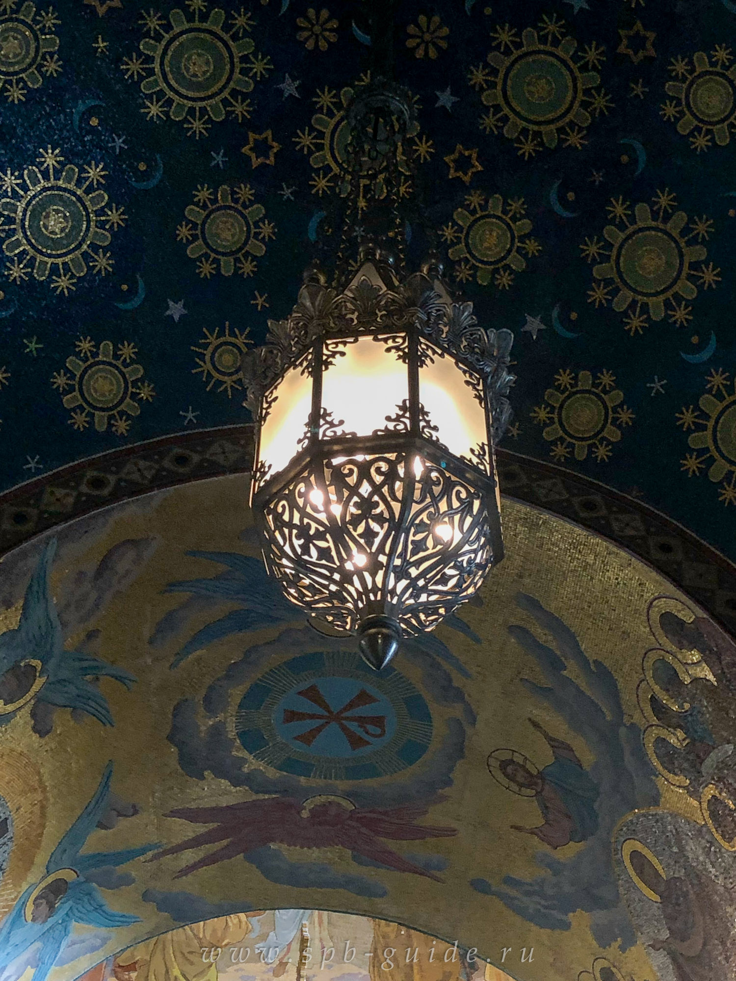 Фонарь в притворе