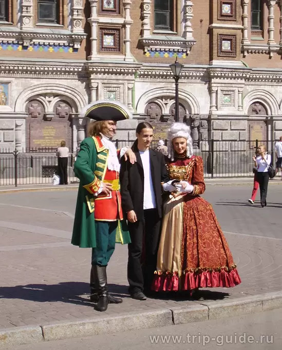 Фотографирование с Петром I у собора Спас-на-крови