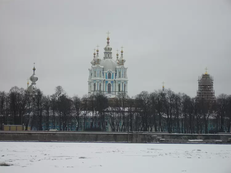Смольный монастырь и Нева