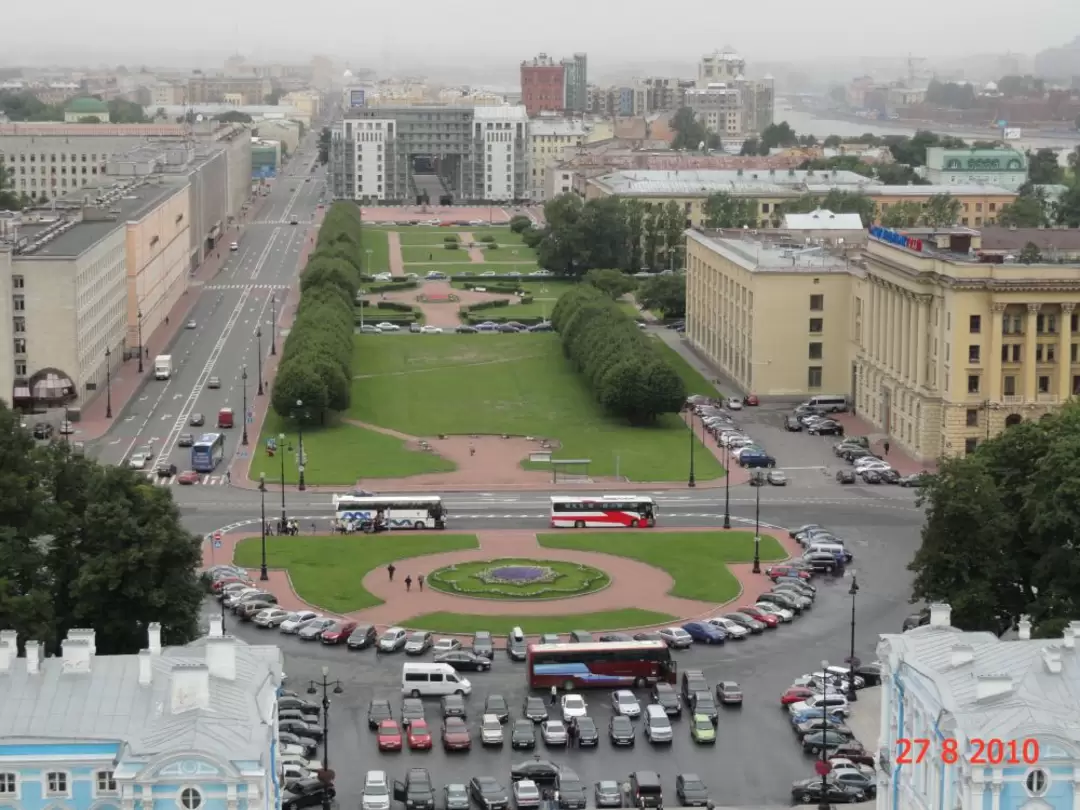 Смотровая площадка на Смольном соборе, вид на площадь Растрелли Смотровая площадка на Смольном соборе, вид на площадь Растрелли