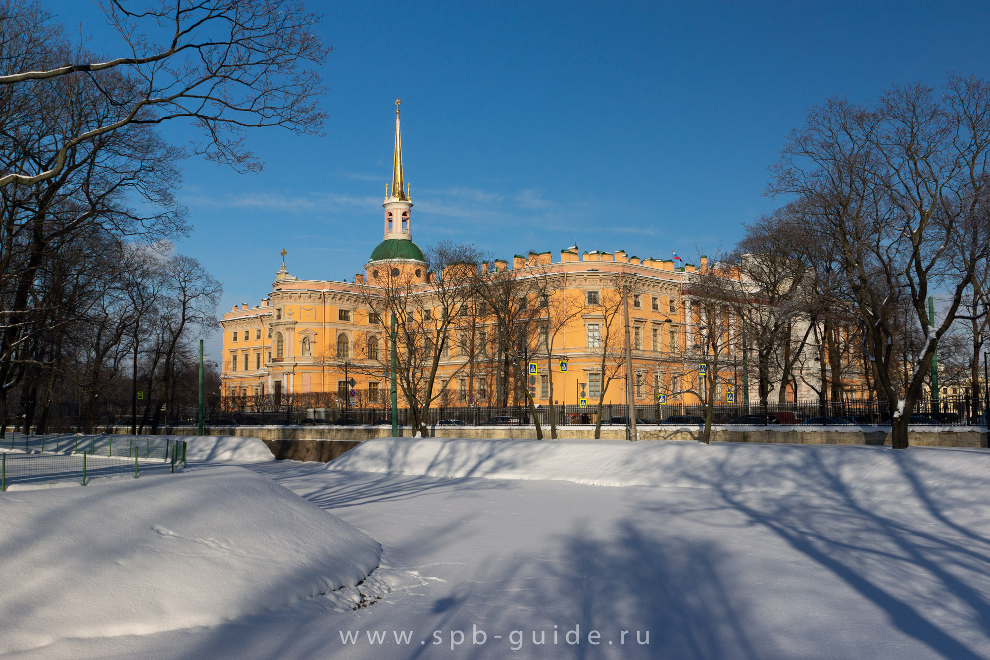 Двор с замком санкт петербург