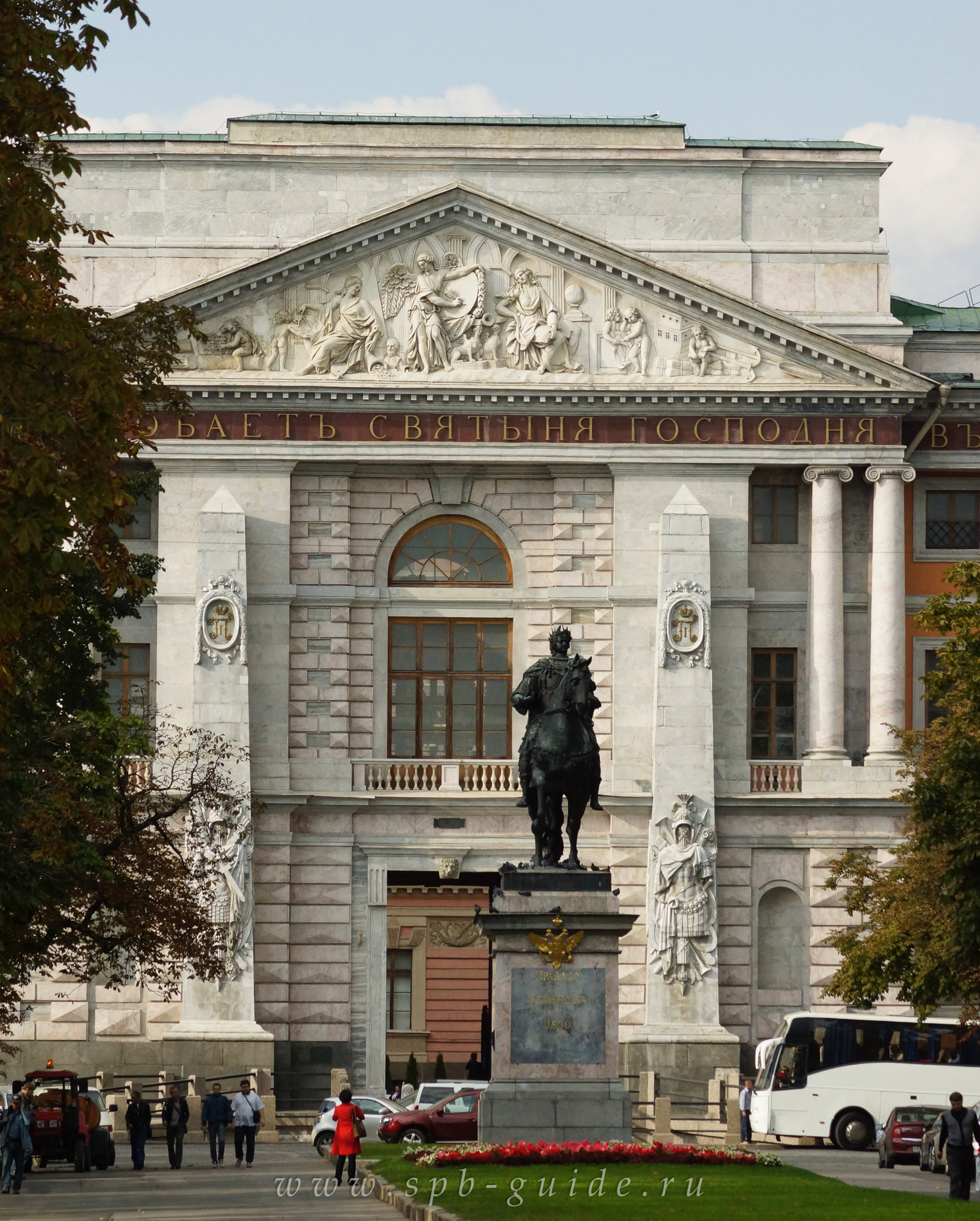 Михайловский замок и памятник Петру I Михайловский замок и памятник Петру I