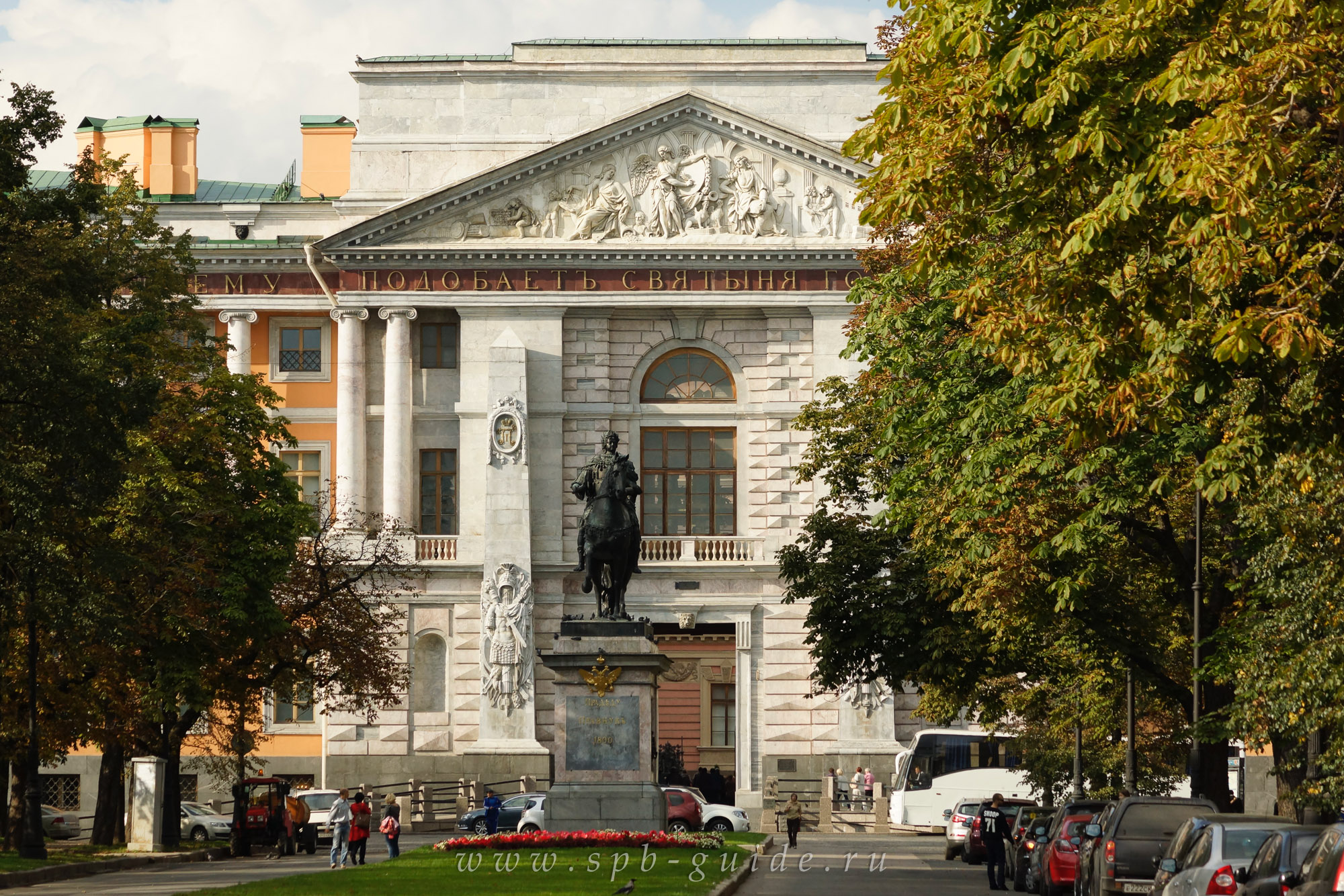 Михайловский замок и памятник Петру I
