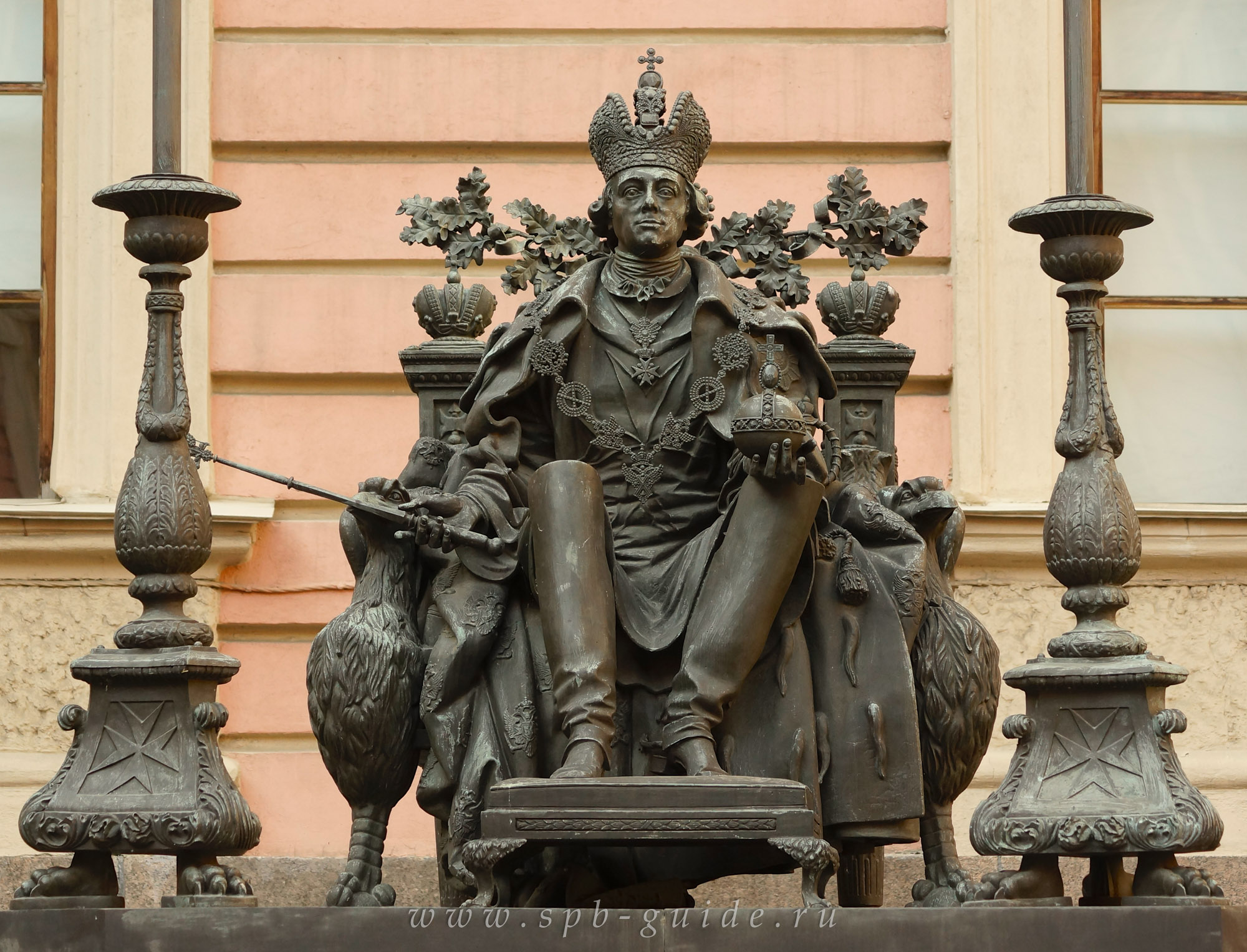 Памятник Павлу 1 в Михайловском замке