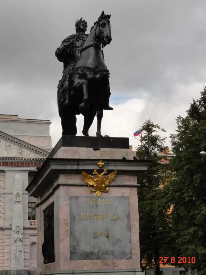 Памятник Петру I перед главным фасадом замка Памятник Петру I перед главным фасадом замка