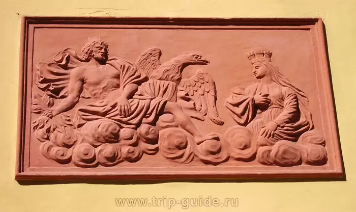 Барельеф с изображением Юпитера с орлом и громовидными стрелами, у ног его богиня в короне Барельеф с изображением Юпитера с орлом и громовидными стрелами, у ног его богиня в короне