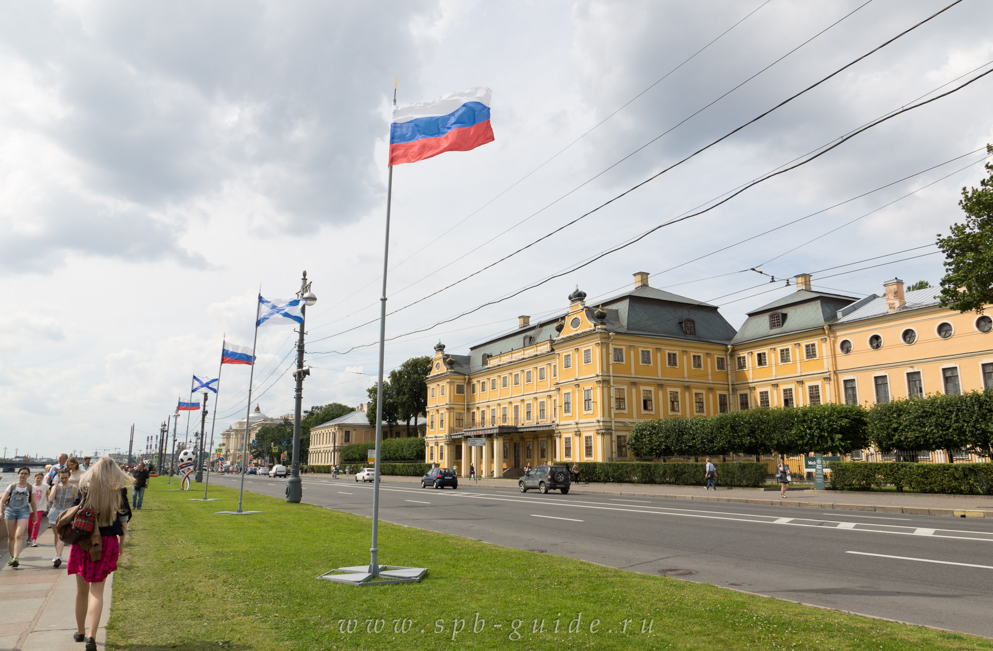 Меншиковский дворец и флаги в День ВМФ Меншиковский дворец и флаги в День ВМФ