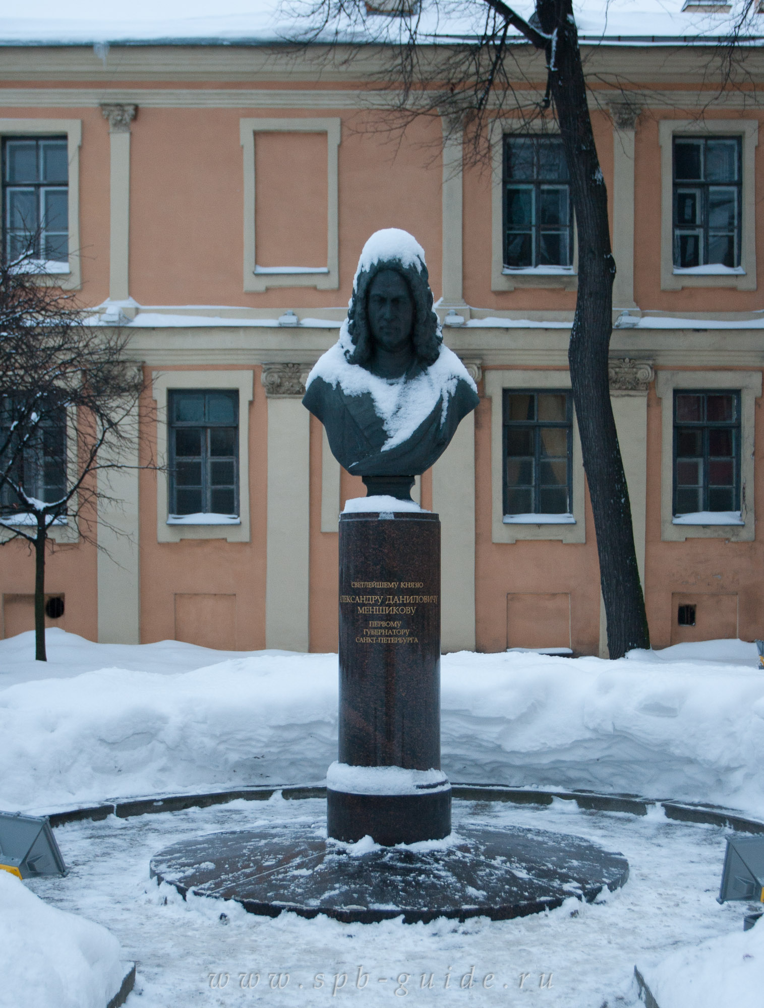 Памятник Светлейшему князю Александру Даниловичу Меншикову — первому губернатору Санкт-Петербурга Памятник Светлейшему князю Александру Даниловичу Меншикову — первому губернатору Санкт-Петербурга
