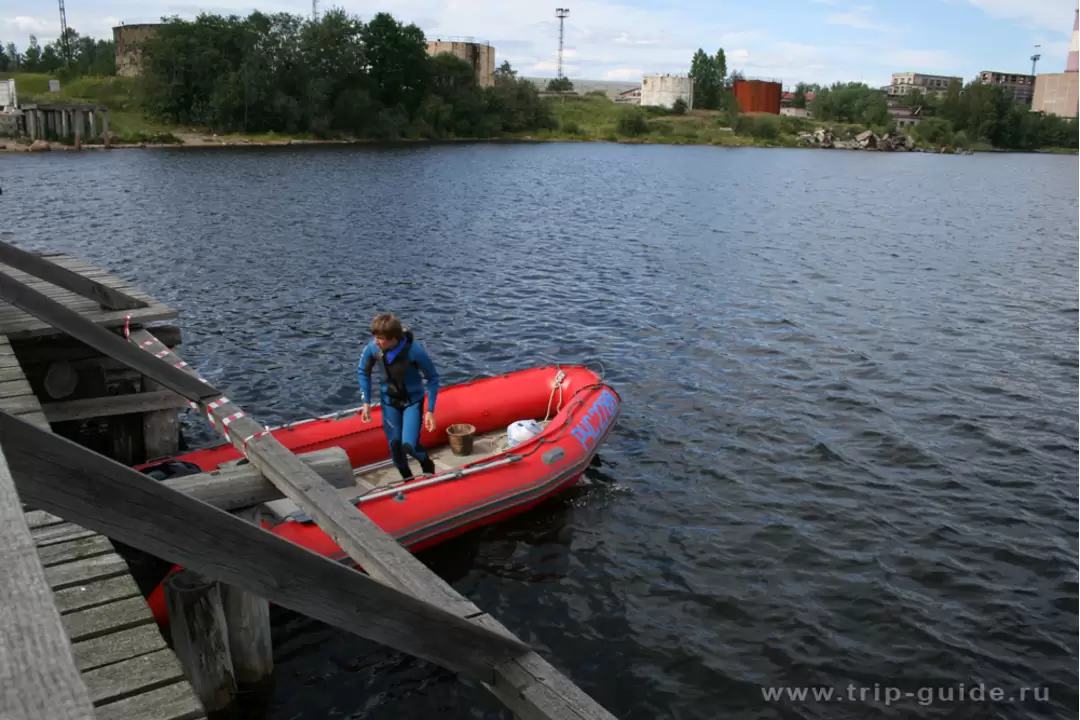 Под мостом проплывают лодки, есть разводной пролет для кораблей