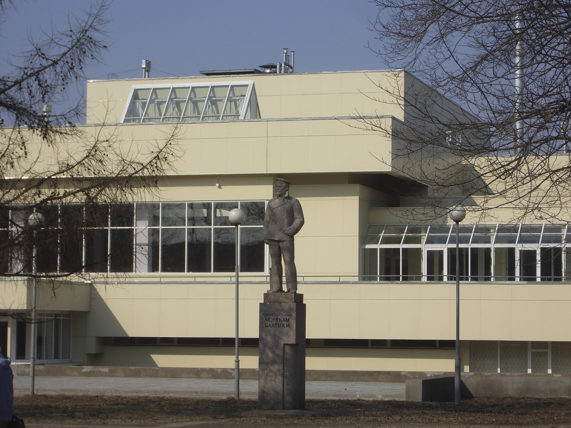 Угол улиц Советская и Рошаля — памятник Революционным морякам Балтики