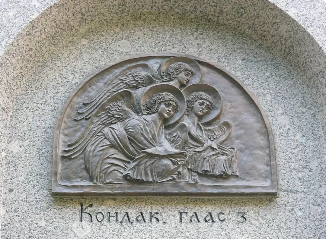 Ангелы памятника 2000-летия Рождества Христова в Александро-Невской лавре Ангелы памятника 2000-летия Рождества Христова в Александро-Невской лавре