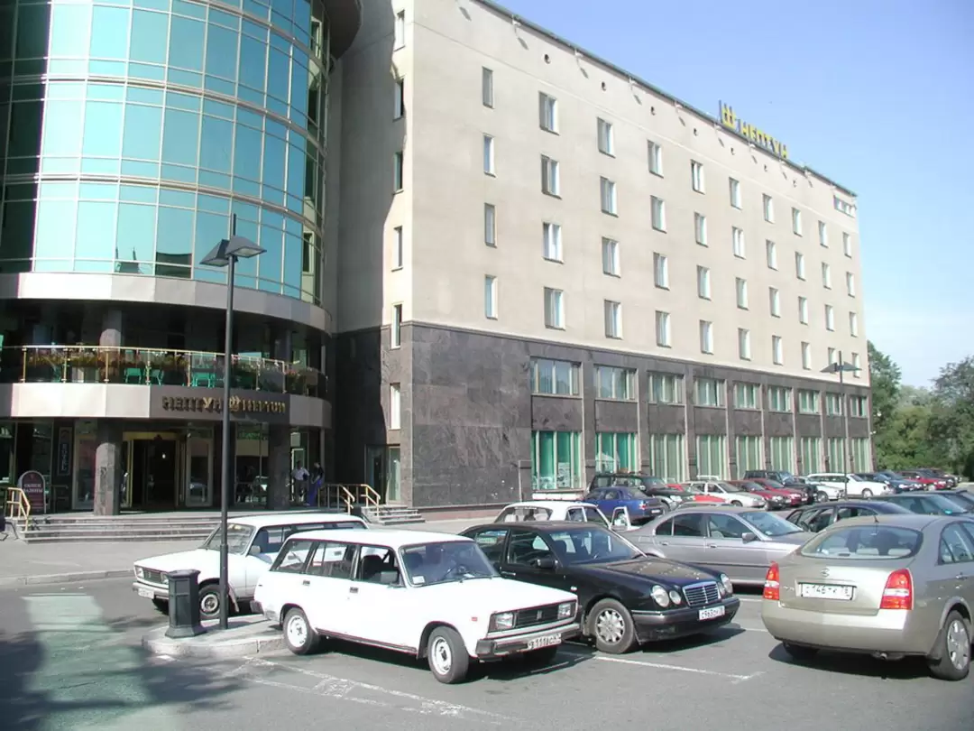 Парковка в гостинице «Нептун» Парковка в гостинице «Нептун»
