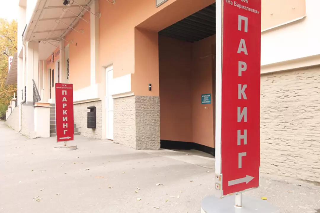 Крытая парковка гостиницы «Регина» в Санкт-Петербурге Крытая парковка гостиницы «Регина» в Санкт-Петербурге