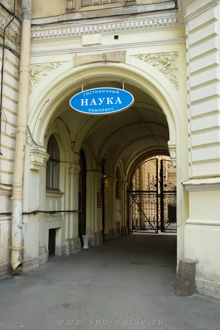 Вход в гостиницу