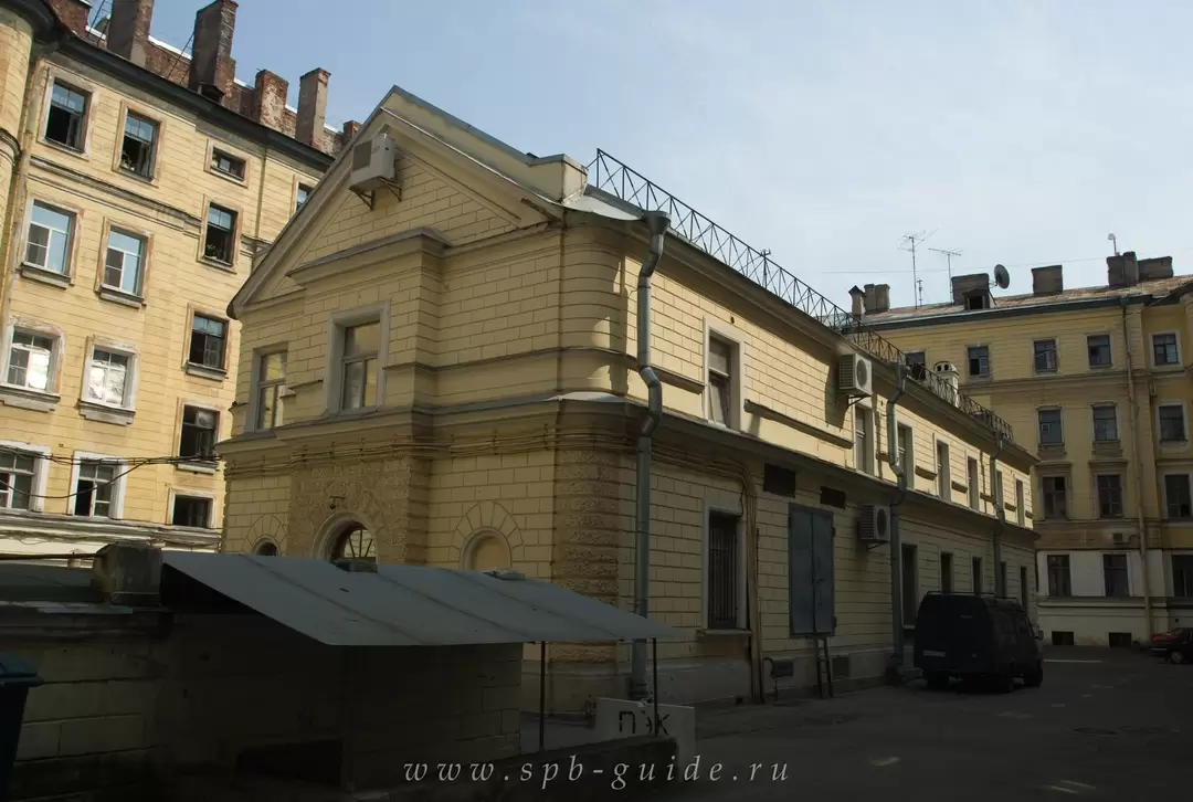 Странное здание во дворе