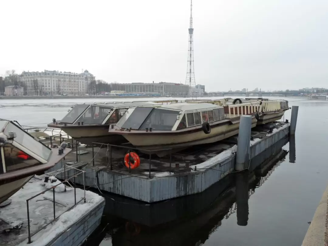 Экскурсионно-прогулочные теплоходы типа «Мойка» на зимовке Экскурсионно-прогулочные теплоходы типа «Мойка» на зимовке