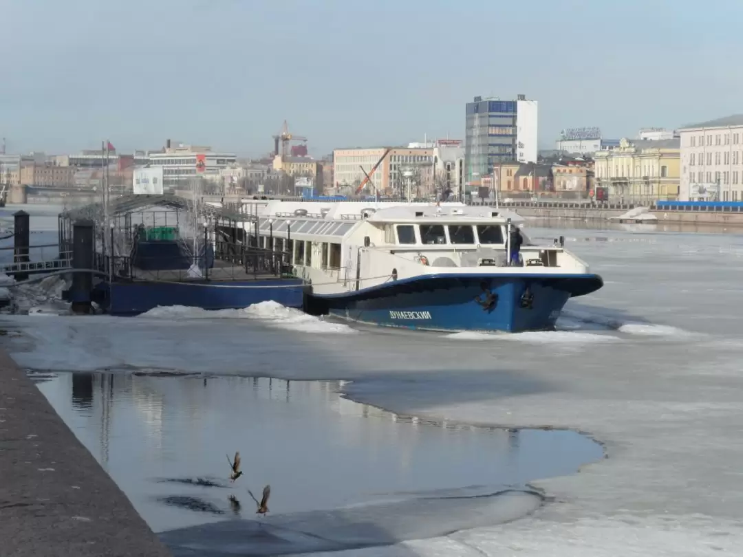 Теплоход «Дунаевский» - ресторан «Volga-Volga» и танцевальный плашкоут у Петроградской набережной Большой Невки Теплоход «Дунаевский» - ресторан «Volga-Volga» и танцевальный плашкоут у Петроградской набережной Большой Невки