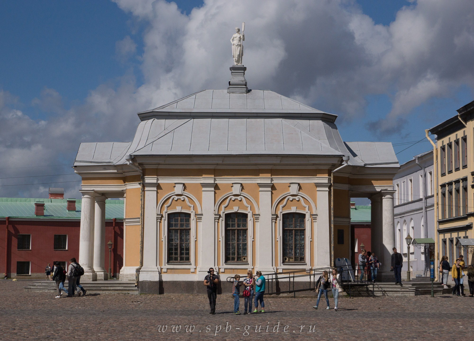 Ботный дом в Петропавловской крепости (павильон для хранения ботика Петра I) Ботный дом в Петропавловской крепости (павильон для хранения ботика Петра I)