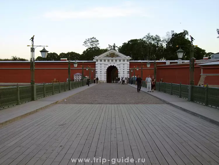 Мост у Петропавловской крепости Мост у Петропавловской крепости