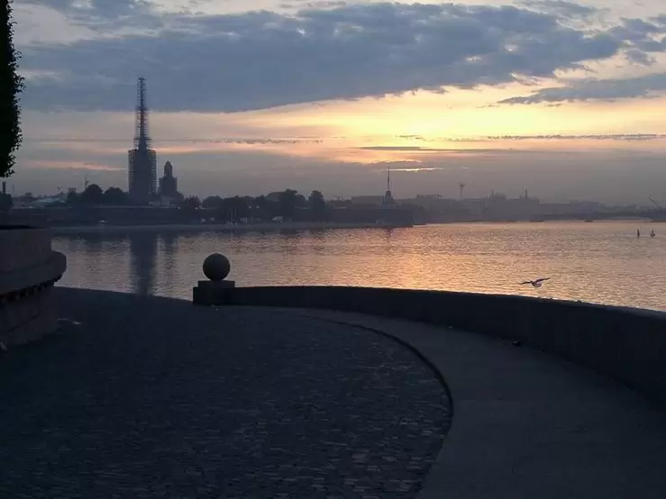 Белые ночи в Санкт-Петербурге, Петропавловская крепость со стрелки Васильевского острова Белые ночи в Санкт-Петербурге, Петропавловская крепость со стрелки Васильевского острова