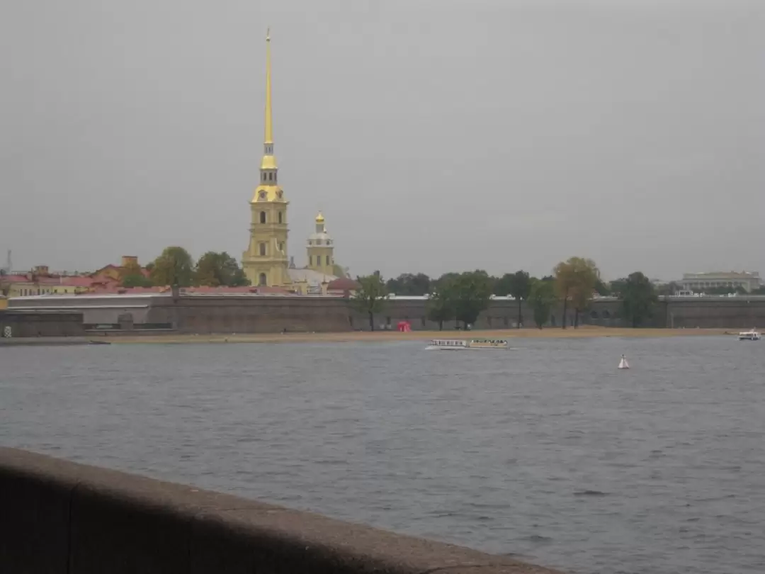 Петропавловская крепость, вид со стрелки Васильевского острова Петропавловская крепость, вид со стрелки Васильевского острова