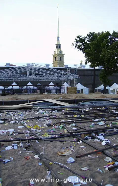 Пляж у Петропавловской крепости после соревнований по волейболу Пляж у Петропавловской крепости после соревнований по волейболу