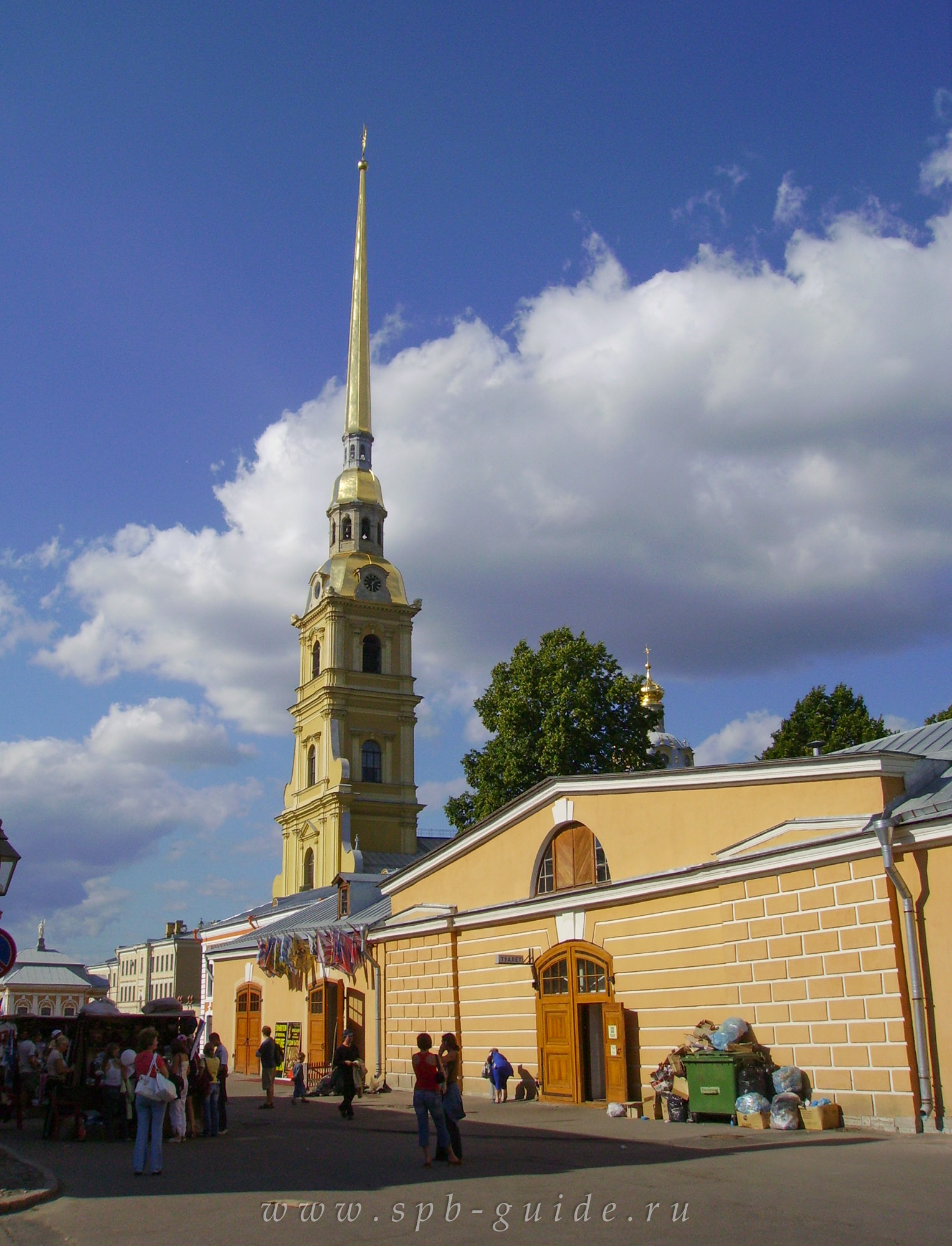 Рынок для туристов в Петропавловской крепости Рынок для туристов в Петропавловской крепости