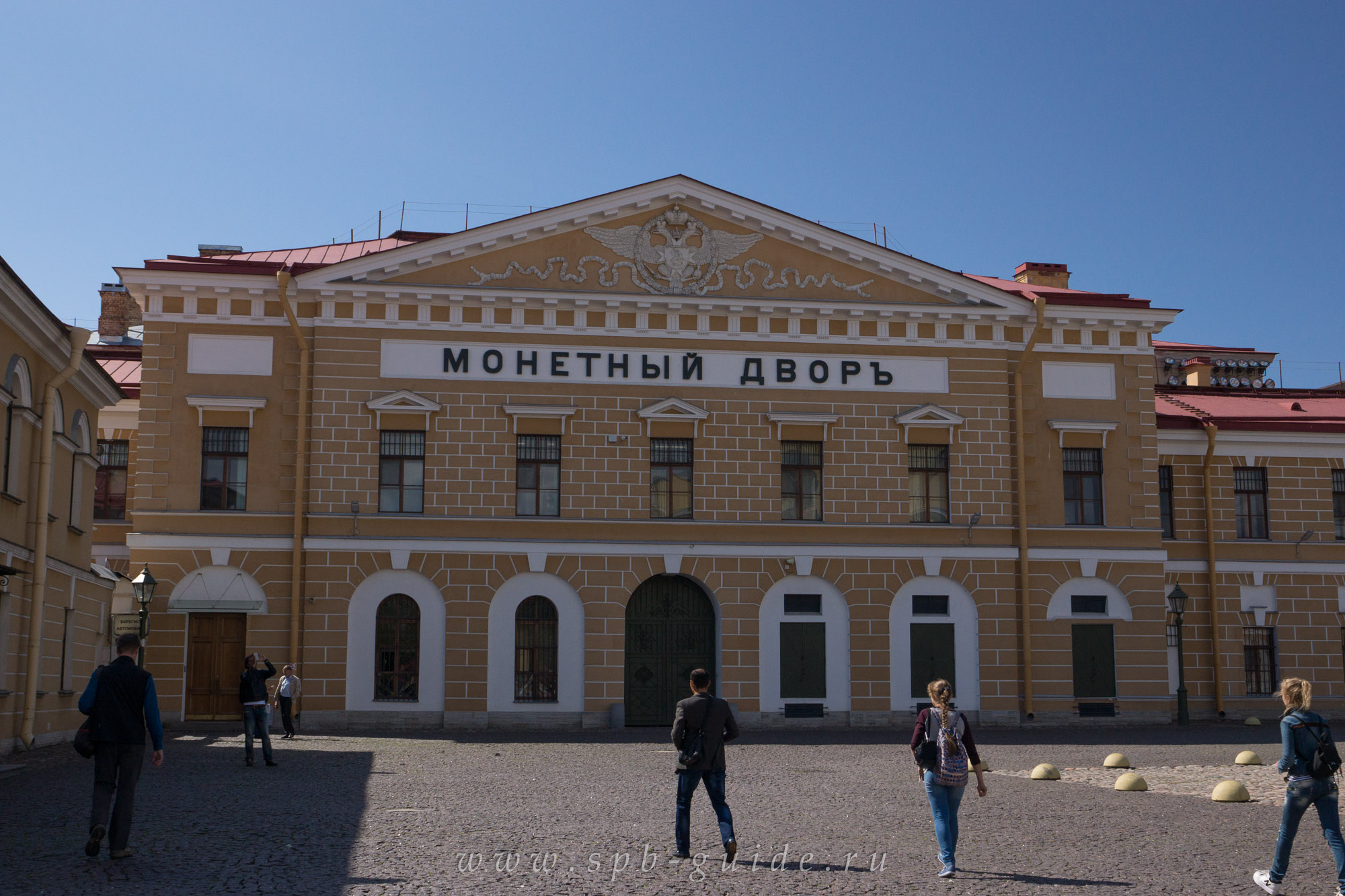 Здание Монетного двора в Санкт-Петербурге на территории Петропавловской крепости Здание Монетного двора в Санкт-Петербурге на территории Петропавловской крепости