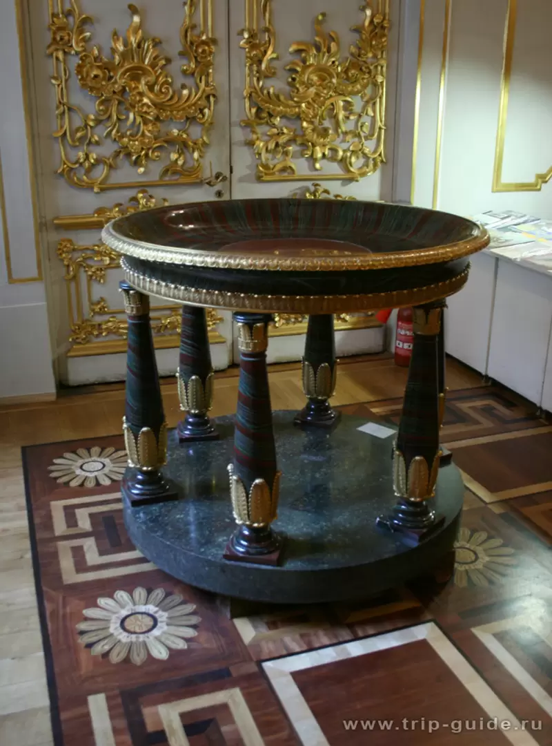 Чаша, Кошкульдинская яшма, золоченая бронза Чаша, Кошкульдинская яшма, золоченая бронза
