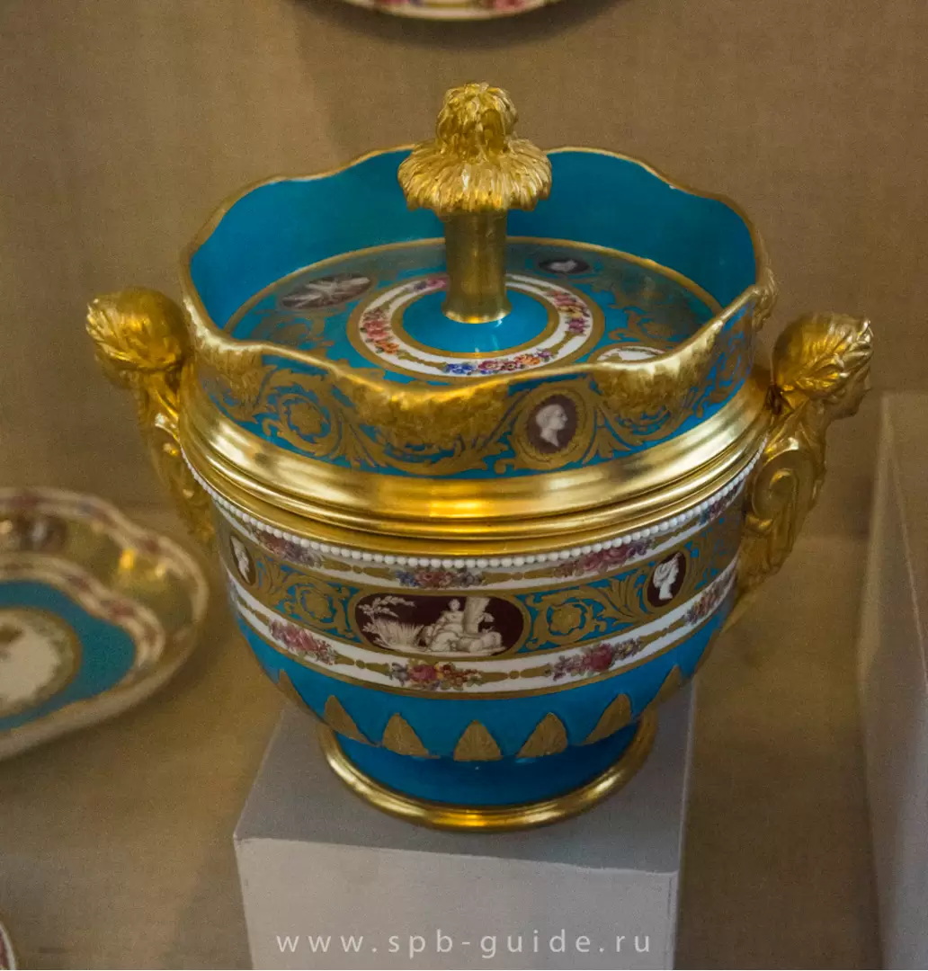 Сервиз с камеями в Эрмитаже
